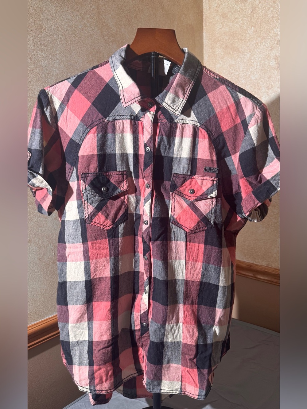 Harley Davidson Short-Sleeve Plaid Button-Up Shirt in Pink and Black size large